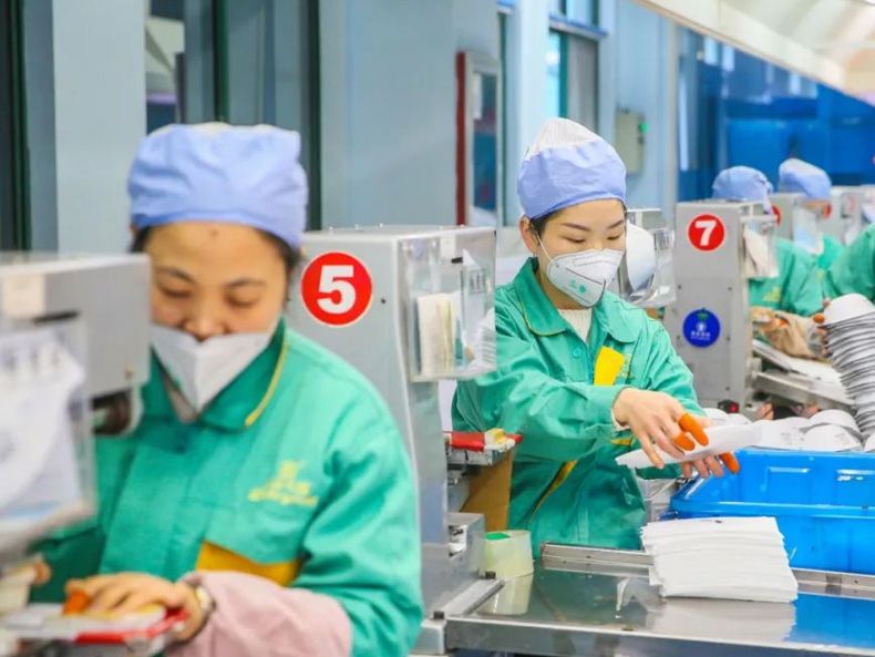 助力揚(yáng)州抗役上海大勝公司捐贈(zèng)25萬(wàn)只防疫口罩3