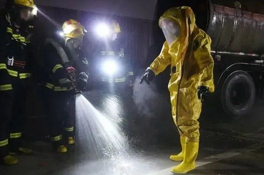 戰(zhàn)斗員在穿戴好防化服救援