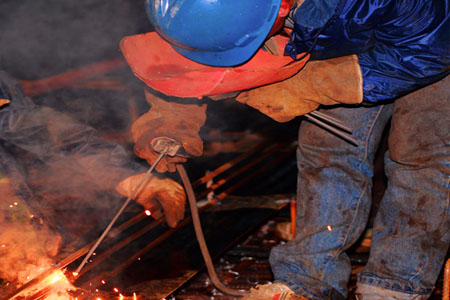 電焊作業人員佩戴的個人防護用品工作圖片