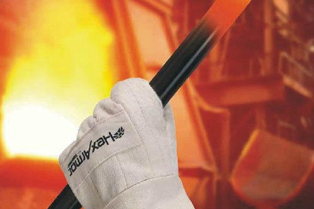 戴耐高溫手套握著鐵紅的加熱棒維修