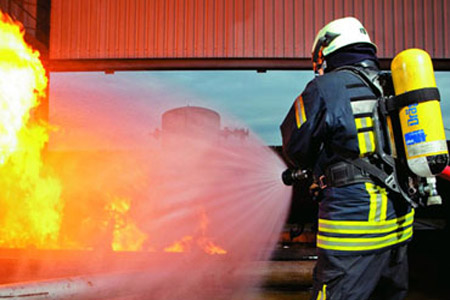 背空氣呼吸器正對對大火進行撲滅救援圖片