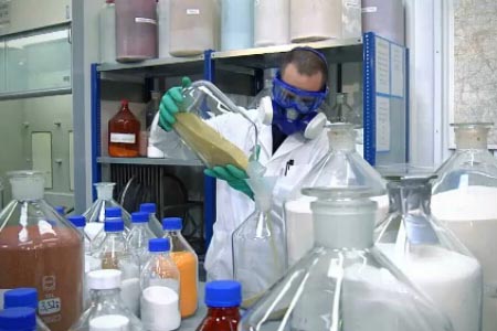 實驗室穿戴個人防護用品示意圖