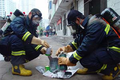 戴防毒面具清洗有害儲物罐