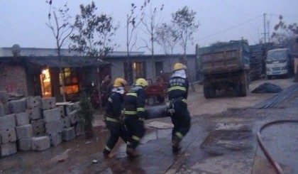 消防戰士搶救氧氣瓶