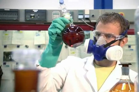 戴防毒面具進(jìn)行實(shí)驗(yàn)室研究