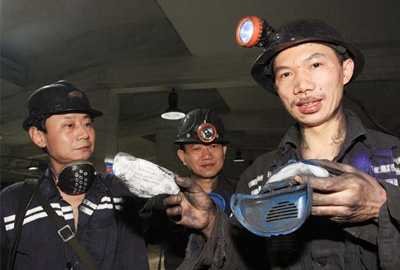 帶防毒面具作業的煤礦工人