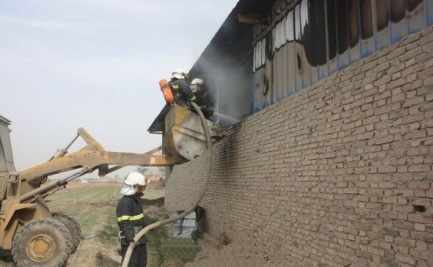 消防員穿隔熱服背空氣呼吸器進(jìn)入倉庫