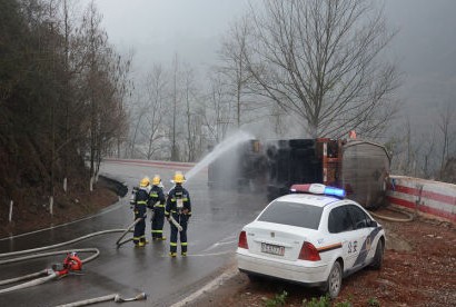 酒精槽罐車泄露救援現場圖片1