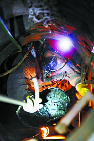 戴長管呼吸器清理污水管道