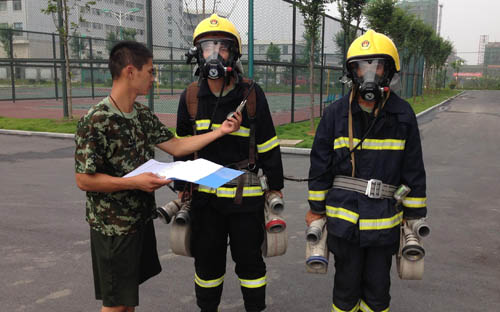 現場消防人員正在測試空氣呼吸器使用時間