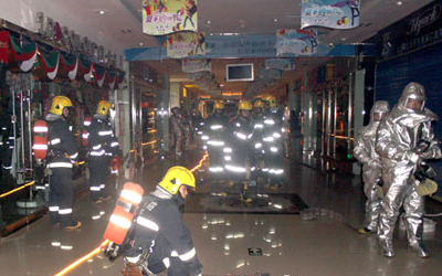 消防戰士穿阻燃防護服進行模擬訓練