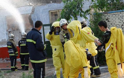 消防官兵穿防化服現場救援