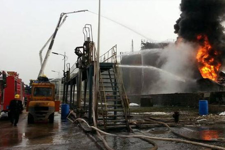 煉油廠儲存罐發生火災現場救援圖1