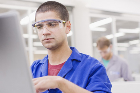 戴防護眼鏡作業的員工