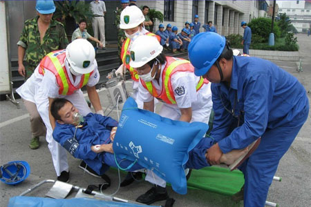 發生職業中毒，120醫護人員急救現場圖片