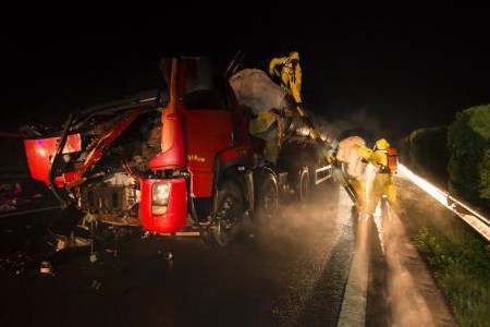 現(xiàn)場消防員穿防化服背空氣呼吸器參加氟氫酸泄露救援工作圖2