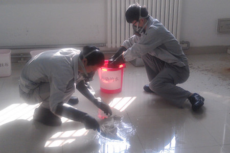 戴防毒面具處理少量化學(xué)品泄漏圖片