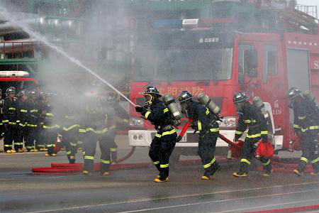 穿消防服參加消防救援演練圖片