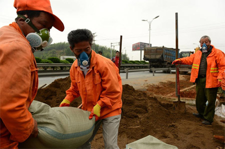 工作人員戴著防毒面具正在對泄漏四氯乙烷進(jìn)行處理