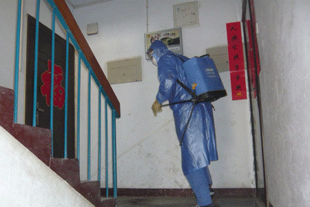 穿戴防毒面具等個人防護用品來使用過氧乙酸對居民區進行消毒