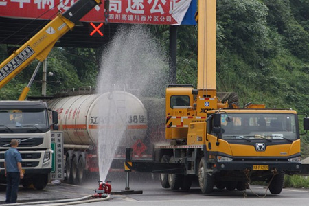 丙烯酸槽車被其后的貨車追尾圖片