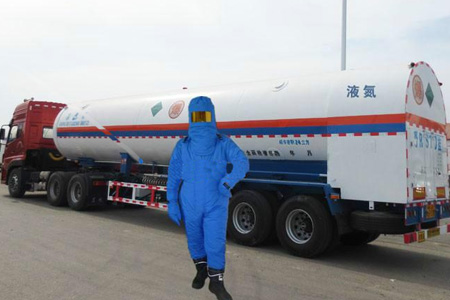 穿液氮防護服操作液氮運輸工作