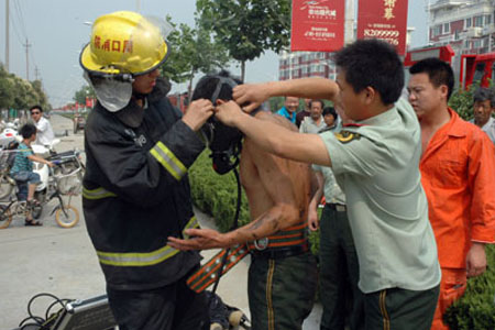 消防員戴長(zhǎng)管呼吸器下井救援