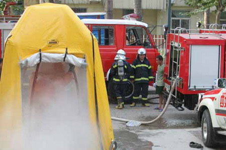 參加救援任務后對全封閉防化服進行專業清洗