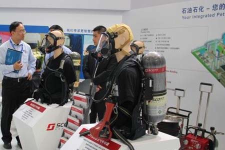 石油化工企業正在對員工面對面講解個人防護用品