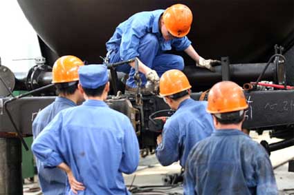 戴安全帽在工地上作業(yè)