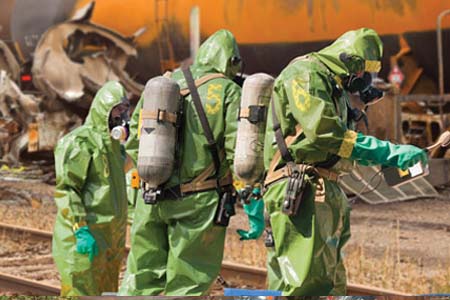 穿防化服對廢墟中的傷員進行救援