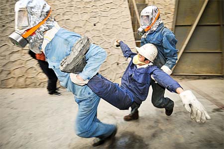 發生氯氣泄漏,戴防毒面具救中毒人員