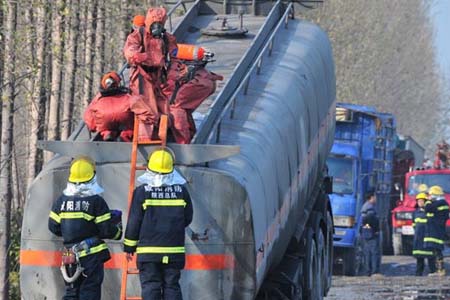 運(yùn)輸甲醇槽罐車(chē)發(fā)生泄漏,消防員戴空氣呼吸器進(jìn)行泄漏處理