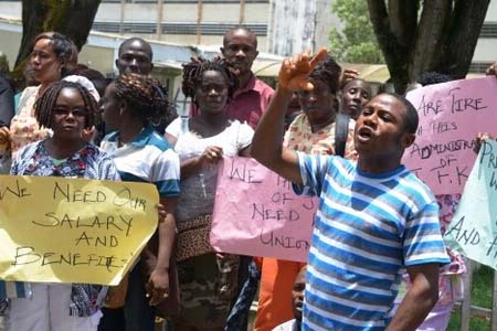 醫療中心醫護人員因埃博拉病毒防護措施不到位而舉牌抗議