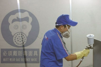 噴油漆過程中戴防毒面具做好個人防護,預防甲醛、苯中毒
