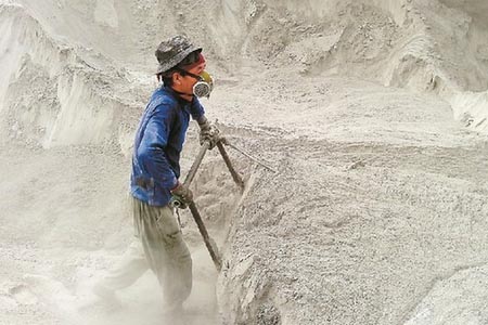 戴防塵面罩在水泥廠做水泥搬運工