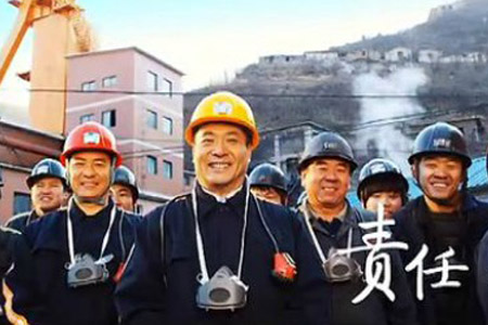 煤礦工人戴著工業(yè)防塵口罩預(yù)防塵肺病