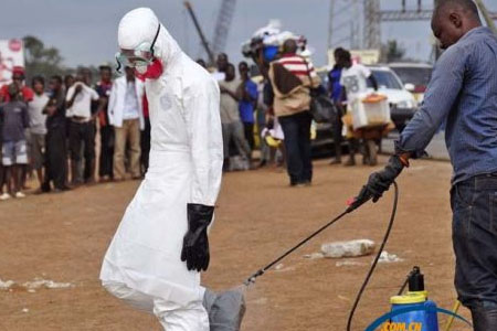 使用埃博拉病毒消毒液對醫(yī)護(hù)人員穿戴的醫(yī)用防護(hù)進(jìn)行消毒