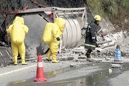 消防員穿全封閉防化服對(duì)泄露槽罐車(chē)進(jìn)行緊急救援