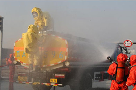 危險品運輸車輛發(fā)生泄漏事故穿防化服緊急救援處理