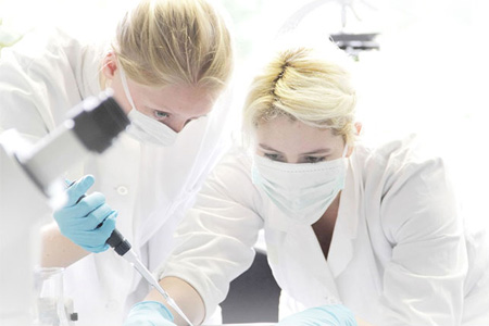 醫(yī)護人員戴醫(yī)用口罩做實驗
