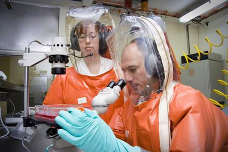 身穿全封閉防化服的生物實驗室人員在研究