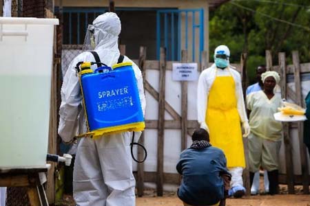 佩戴全套埃博拉病毒防護用品對疫區消毒