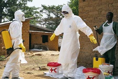 全身防護的醫護人員正在對埃博拉病毒疫情進行消毒隔離