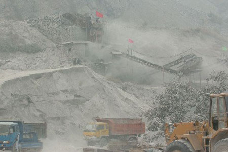 礦山作業(yè)產(chǎn)生的粉塵,能見度極低