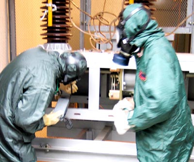 戴六氟化硫防毒面具處理電器漏電開(kāi)關(guān)故障