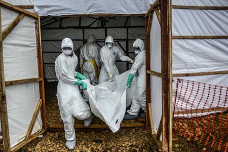 醫護人員做好埃博拉病毒個人防護對患者尸體進行處理