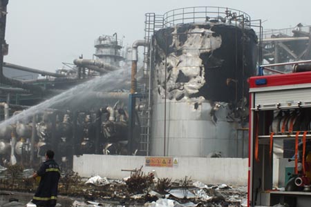 消防人員對發生爆炸的甲醇存儲罐進行滅火救援