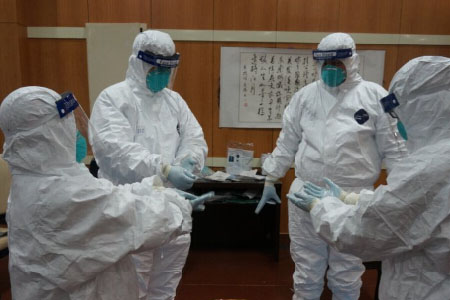 進(jìn)入埃博拉疫區(qū)穿戴埃博拉防護(hù)用品