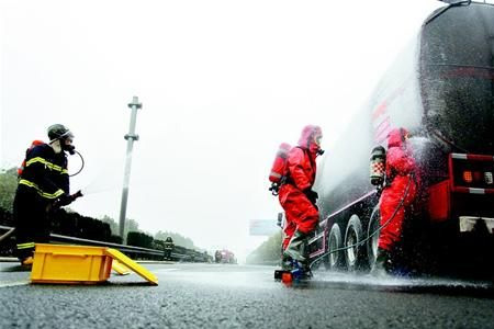 甲醇槽罐車發(fā)生泄漏消防人員應(yīng)急處理